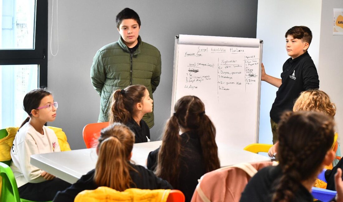 İzmir Büyükşehir Belediyesi tarafından oluşturulan İzmir Çocuk Meclisi,  komisyon toplantılarına