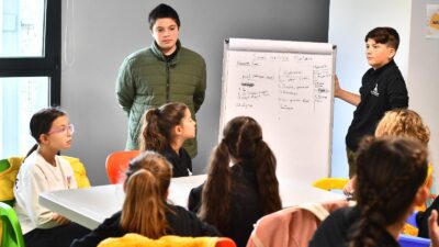 İzmir Büyükşehir Belediyesi tarafından oluşturulan İzmir Çocuk Meclisi,  komisyon toplantılarına