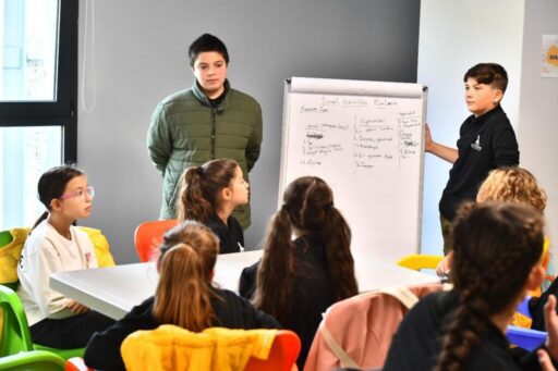 İzmir Büyükşehir Belediyesi tarafından oluşturulan İzmir Çocuk Meclisi,  komisyon toplantılarına