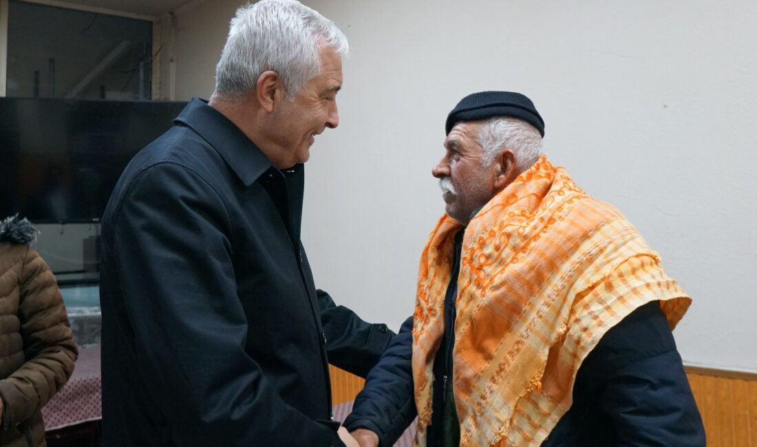 Kemalpaşa Belediye Başkanı Mehmet Türkmen, vatandaşlarla bir araya geldiği mahalle