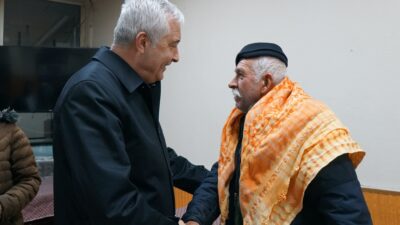 Kemalpaşa Belediye Başkanı Mehmet Türkmen, vatandaşlarla bir araya geldiği mahalle