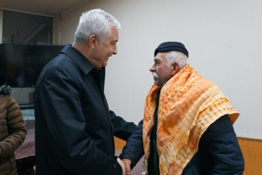 Kemalpaşa Belediye Başkanı Mehmet Türkmen, vatandaşlarla bir araya geldiği mahalle