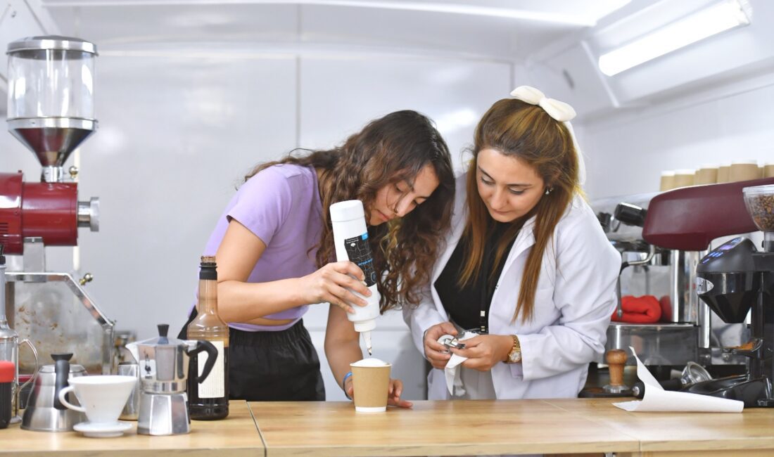 İzmir Büyükşehir Belediyesi’nin İzmirlilere kahve hazırlama ve sunma alanında mesleki