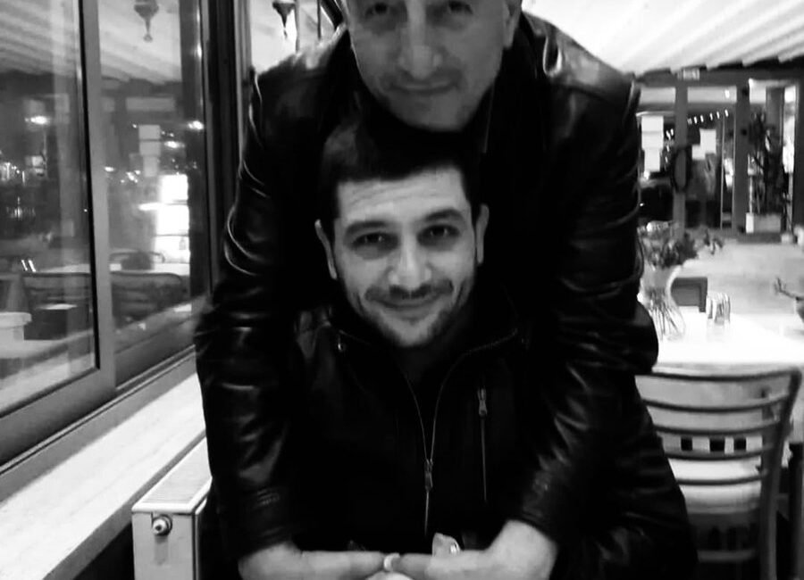 Başkan Günay’ın oğlu Onur Günay geçirdiği kalp krizi sonucu hayatını kaybetti Güzelbahçe Belediye Başkanı Mustafa Günay, büyük bir acıyla sarsıldı. Başkan