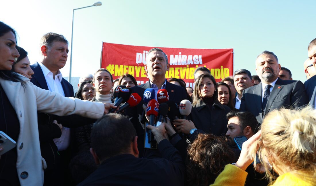 Meryem Ana Evi nöbetine Özel’den destek: Sonuna kadar arkasındayız Cumhuriyet Halk Partisi Genel Başkanı Özgür Özel, Meryem Ana Evi