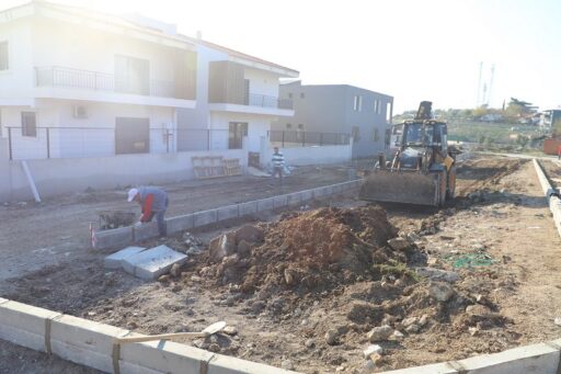 Menderes Belediyesi, Tekeli’de yol, kaldırım ve yeşil alan çalışması gerçekleştiriyor.