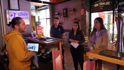 Menderes Belediyesi, esnafları “atmayalım, toplayalım” diyerek atık yağ konusunda bilgilendiriyor.
Menderes