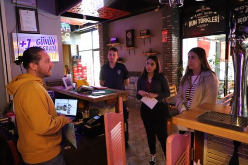 Menderes Belediyesi, esnafları “atmayalım, toplayalım” diyerek atık yağ konusunda bilgilendiriyor.
Menderes