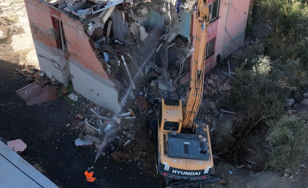Metruk Binaların Yıkımı ile Çiğli’de Trafik Rahatlıyor Çiğli Belediyesi, Balatçık Mahallesi’nde öğrencilerin ve dar gelirlilerin hizmetine açılacak