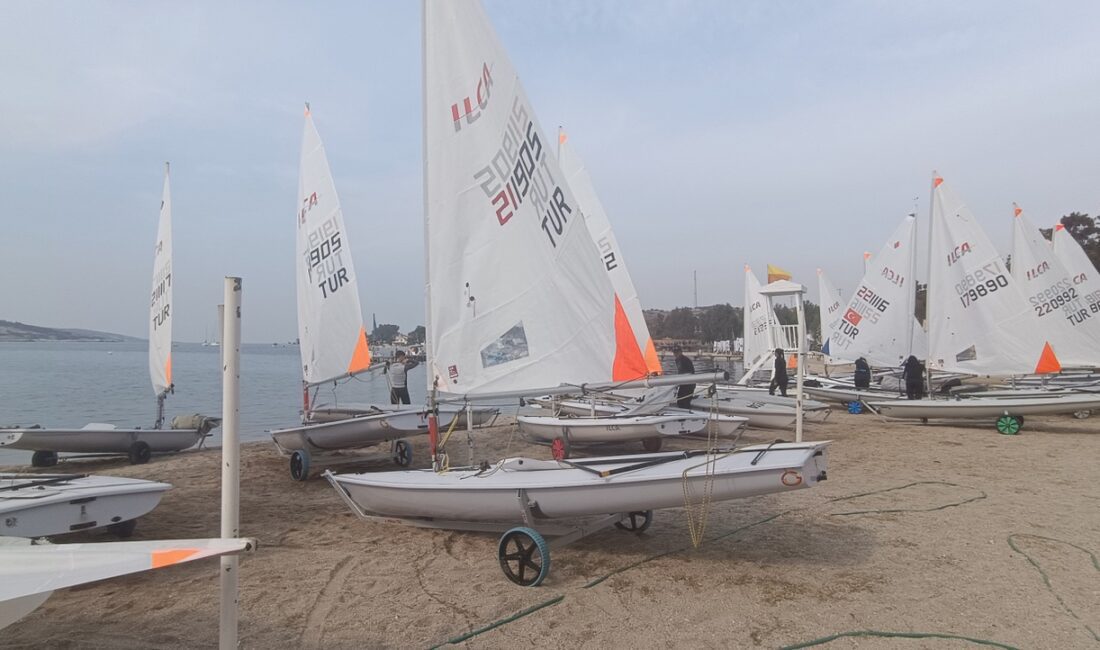 TYF YELKEN LİGİ FUNBOARD YARIŞLARI YETERLİ RÜZGAR OLMADIĞI İÇİN BAŞLAYAMADI Türkiye Yelken Federasyonu (TYF)’nun, Federasyon Kupası TYF Yelken Ligi 1.