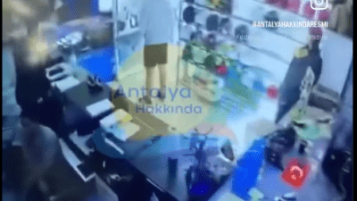 Antalya'da bir kişi Türkiye Cumhuriyeti'nin kurucu lideri Gazi Mustafa Kemal