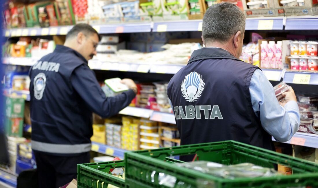 Narlıdere Belediyesi ekipleri, gıda güvenliğini sağlamak amacıyla ilçedeki marketlerde kapsamlı
