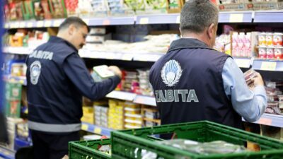 Narlıdere Belediyesi ekipleri, gıda güvenliğini sağlamak amacıyla ilçedeki marketlerde kapsamlı