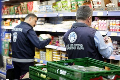 Narlıdere Belediyesi ekipleri, gıda güvenliğini sağlamak amacıyla ilçedeki marketlerde kapsamlı