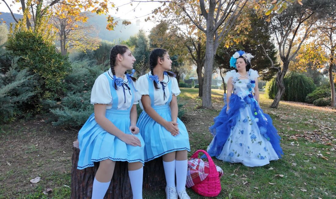 Balçova Belediye Tiyatrosu’nun eğitimlerine katılan özel bireyler, 3 Aralık Dünya