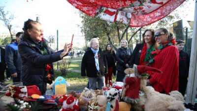 Karşıyaka Belediyesi, Bostanlı Zühtü Işıl Meydanı’nda düzenlediği ‘Yeni Yıl Pazarı’