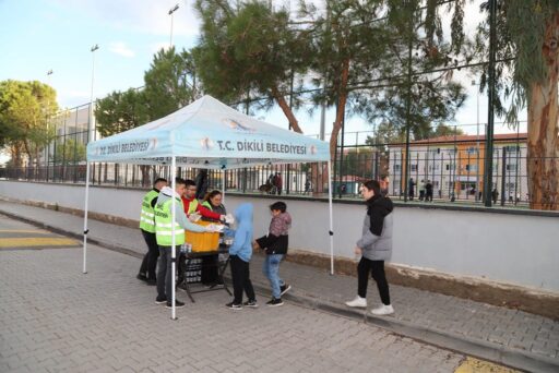 Beslenme desteğiyle çocukların, gençlerin yanlarında olmaya devam eden Dikili Belediyesi
