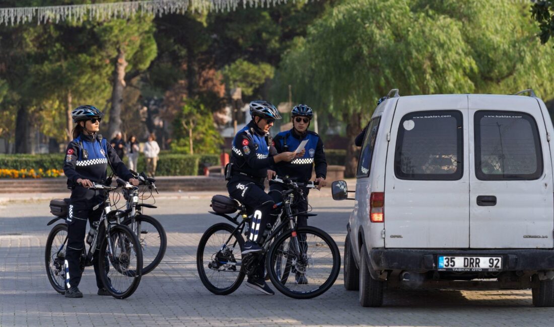 İzmir Büyükşehir Belediyesi’nin bisikletli zabıta ekipleri; çevre kirliliğinden, yayalaştırılan bölgelerin