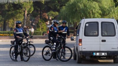 İzmir Büyükşehir Belediyesi’nin bisikletli zabıta ekipleri; çevre kirliliğinden, yayalaştırılan bölgelerin