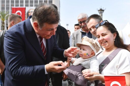 İzmir Büyükşehir Belediyesi’nin dar gelirli vatandaşlar için hizmete aldığı Anne