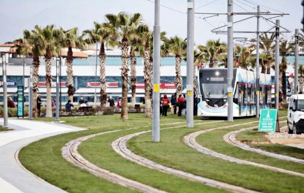 İzmir Büyükşehir Belediyesi’nin Karataş’ta gerçekleştirdiği yaya üstgeçidi çalışmaları nedeniyle Konak