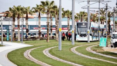 İzmir Büyükşehir Belediyesi’nin Karataş’ta gerçekleştirdiği yaya üstgeçidi çalışmaları nedeniyle Konak