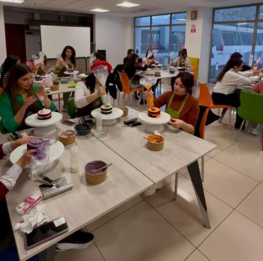 İzmir Büyükşehir Belediyesi gençlere kendilerini geliştirmeleri için yeni kapılar açılıyor.