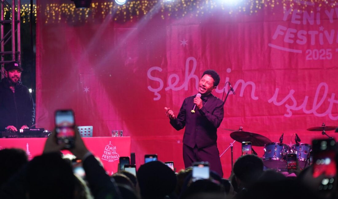 Yeni Yıl Festivali’nde Mansur Ark rüzgârı İzmir Büyükşehir Belediyesi tarafından kentte ilk kez düzenlenen Yeni Yıl