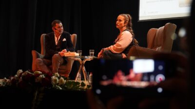 Ünlü oyuncu ve yazar Nilüfer Açıkalın, İzmir Büyükşehir Belediyesi tarafından