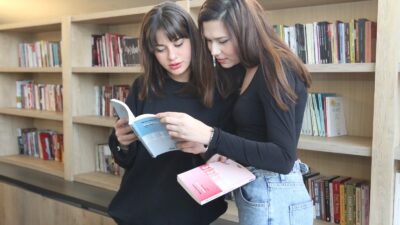 Bayraklı Belediyesi, kitapseverleri bir araya getiren "Okuma ve Diyalog Kulüpleri"