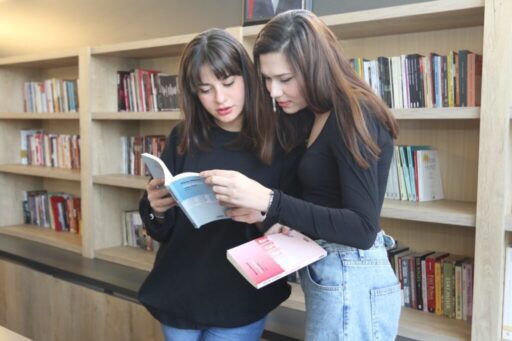 Bayraklı Belediyesi, kitapseverleri bir araya getiren "Okuma ve Diyalog Kulüpleri"