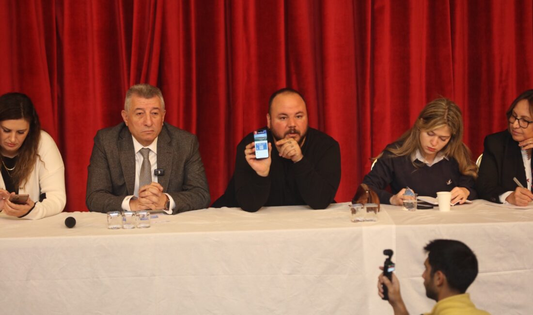 Güzelbahçe Belediyesi’nin başlatmış olduğu GÜZELKART uygulaması Güzelbahçeli esnaflara
tanıtıldı. Esnaflardan tam