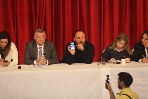 Güzelbahçe Belediyesi’nin başlatmış olduğu GÜZELKART uygulaması Güzelbahçeli esnaflara
tanıtıldı. Esnaflardan tam