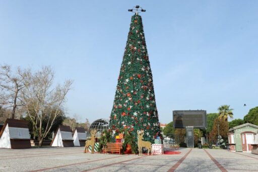 Karşıyaka Belediyesi’nin geleneksel hale getirdiği Yeni Yıl Pazarı, dev yılbaşı