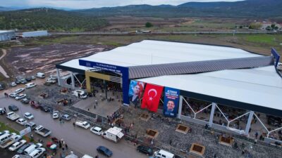 Başkan Mesut Ergin, pazaryerinin, 8600 metrekare kapalı alanı, 29 dükkanı,