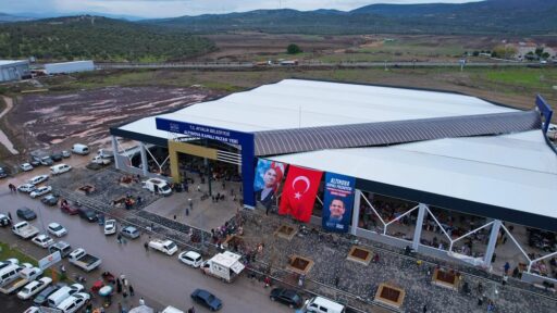 Başkan Mesut Ergin, pazaryerinin, 8600 metrekare kapalı alanı, 29 dükkanı,