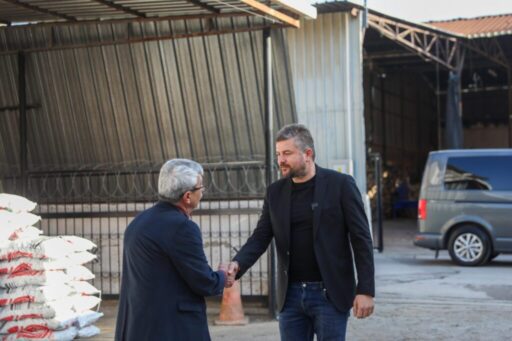 Buca Belediye Başkanı Görkem Duman, ilçede kalpleri ısıtan “Askıda Kömür”