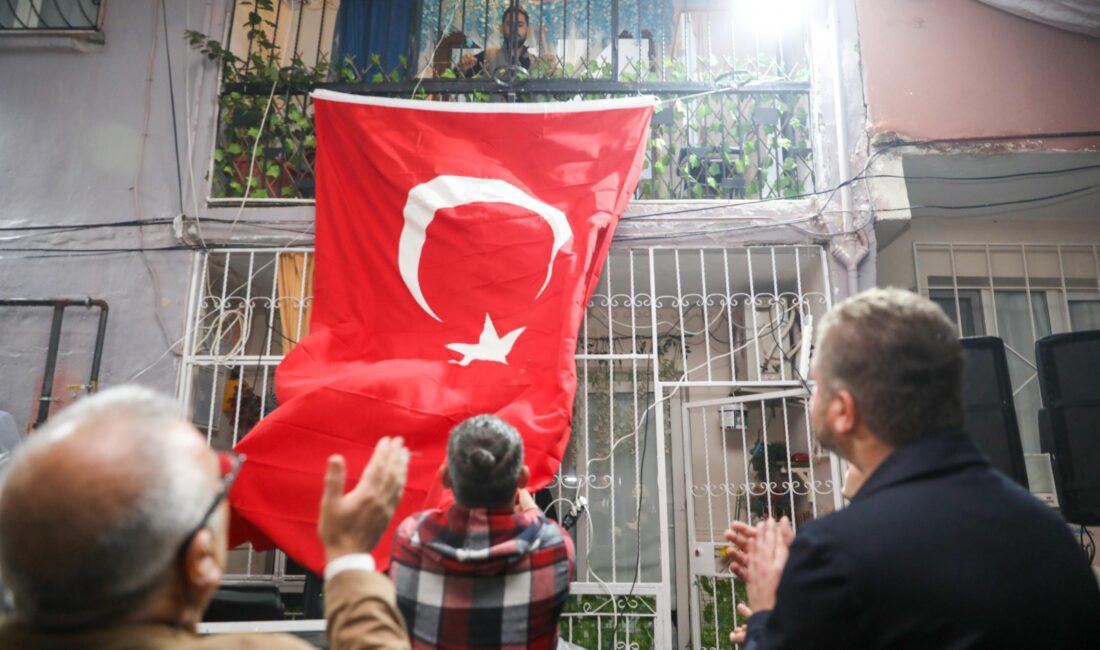 Askere gidecek evlatlarına yapacakları uğurlama töreni için Buca Belediyesi’nden bayrak