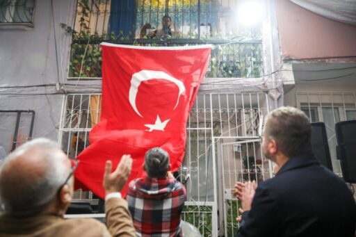 Askere gidecek evlatlarına yapacakları uğurlama töreni için Buca Belediyesi’nden bayrak