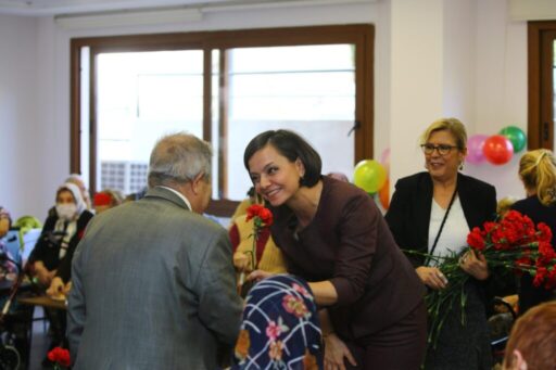 Karabağlar Belediye Başkanı Helil Kınay, yeni yıl öncesinde İzmir Huzurevi