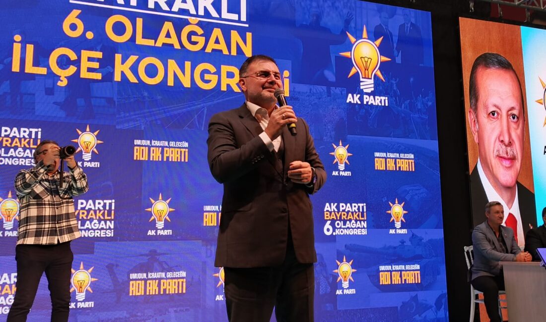 AK Parti Bayraklı Kongresinde konuşan AK Parti İzmir İl Başkanı
