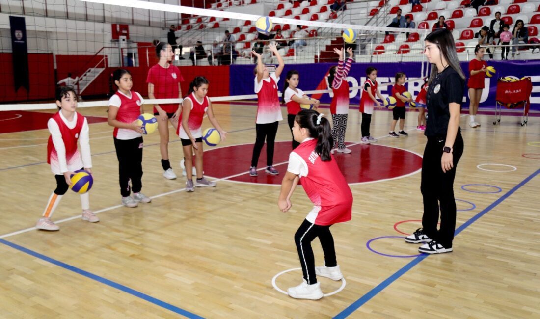 Bayraklı Belediyesinin bu yıl 16 branşta açtığı kış spor okulları,