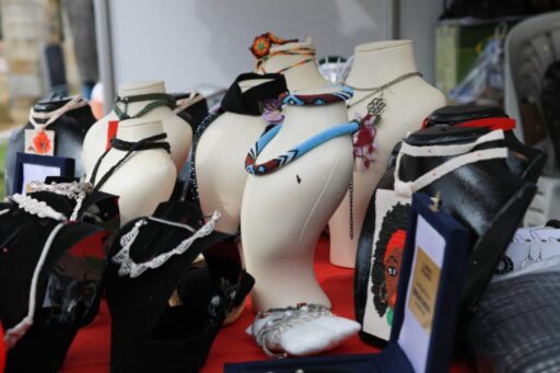 Bayraklı Belediyesi, kadınların sosyalleşmesi, sanatsal yeteneklerini geliştirmesi ve kültürel değerlerin