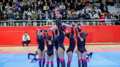 Bayraklı Belediyesinin düzenlediği jimnastik ve bale kurslarına katılan 412 sporcu, yıl