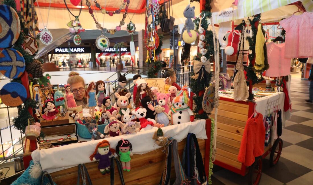 Bayraklı Belediyesi Kadın Kooperatifi üyeleri, el emekleriyle hazırladıkları takı, tasarım