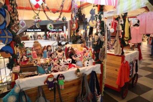 Bayraklı Belediyesi Kadın Kooperatifi üyeleri, el emekleriyle hazırladıkları takı, tasarım