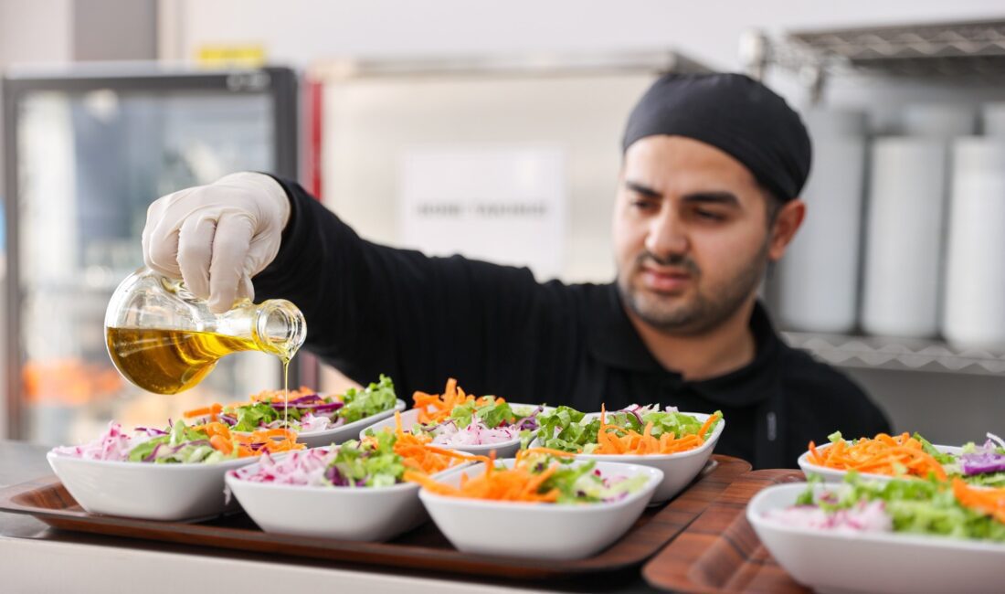 Buca’nın zeytinleri menüye girdi Buca Belediyesi, zeytinlikler ile park ve yeşil alanlardaki zeytinlerin hasadına