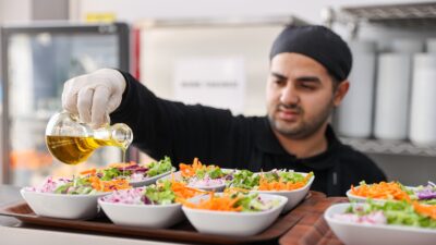 Buca Belediyesi, zeytinlikler ile park ve yeşil alanlardaki zeytinlerin hasadına
