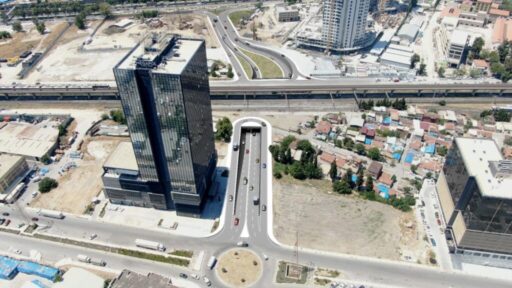 İzmir Büyükşehir Belediye Başkanı Dr. Cemil Tugay’ın kent trafiğine nefes