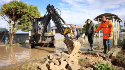 Çeşme Belediyesi, ilçede dün başlayan ve sabah saatlerinde etkisini artıran